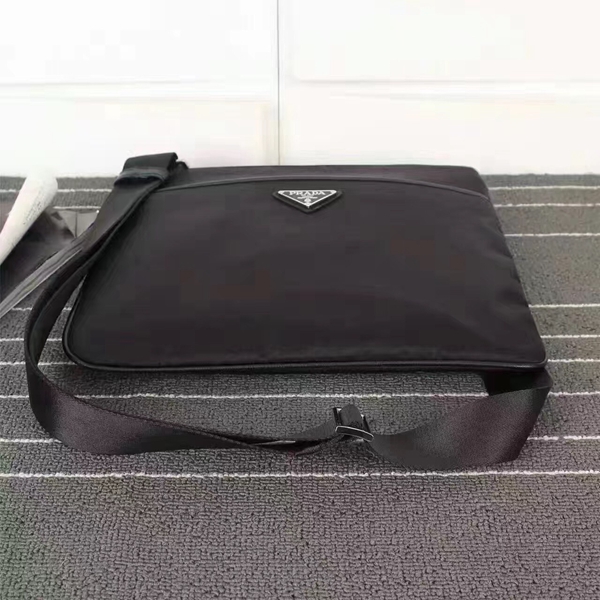 プラダバッグ側面デザイン